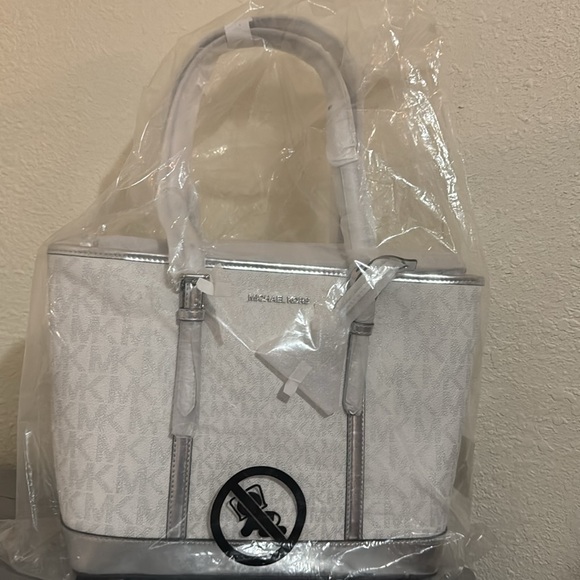 MICHAEL KORS
Jet Set Travel Logo Top-Zip Shoulder Tote
Bag - Picture 5 of 5